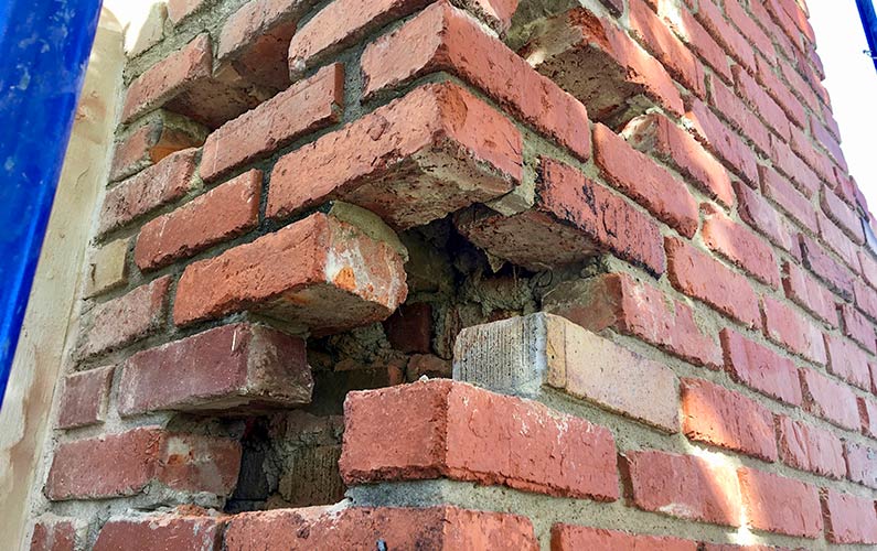 Why stove bricks crack - and how they are easily replaced - Mr